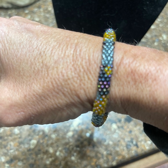 🌺NWT BEADED BRACELET WITH PURPLE, PALE BLUE & YELLOW IRIDESCENT BEADS🌺 - Picture 2 of 4